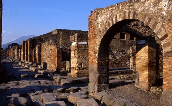 Pompei e i suoi scavi La via che porta verso Porta Stabiana  