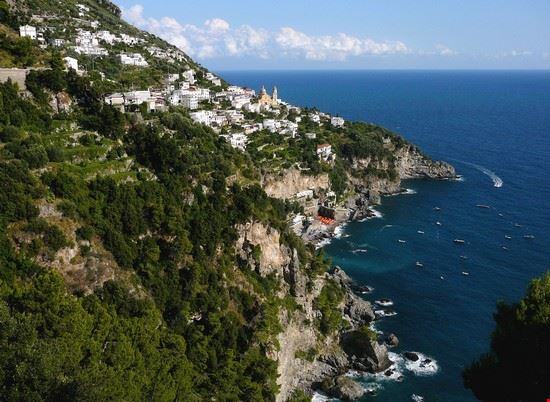  Vista di Praiano dall'alto di una diramazaione del sentiero degli DEI  