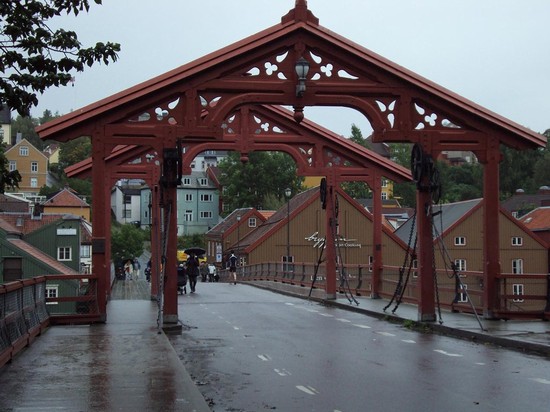 antico tipico ponte su fiume Nidelva
