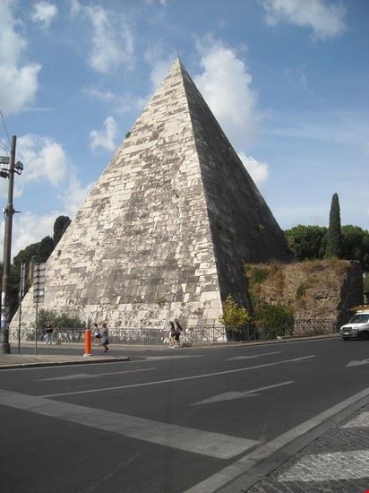 Piramide Cestia Roma  