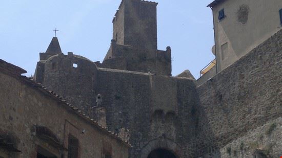 Borgo medievale E'la  torre che sovrasta la porta d'ingresso nel centro storico  