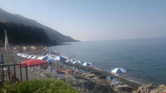 Le migliori spiagge e' una veduta della spiaggia ciottolosa di Acquafredda all'alba  