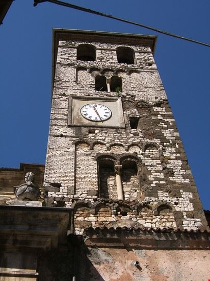  ... c'è anche un orologio aggiunto in epoca successiva!  