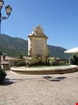 La fontana sulla piazza principale