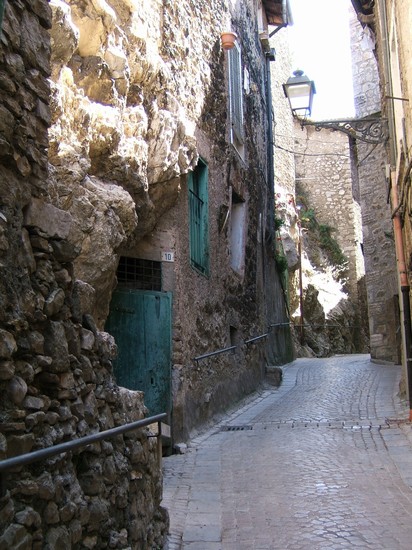 vicoli e case costruite sulla pietra
