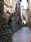 vicoli e case costruite sulla pietra