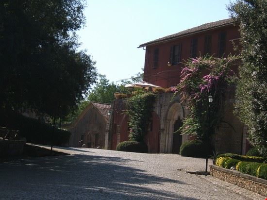 Abbazia di Fossanova Le costruzioni nel borgo che racchiude l'Abbazia  