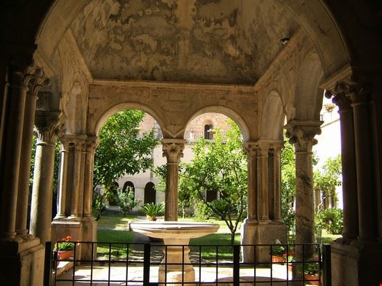 Abbazia di Fossanova particolare del chiostro  