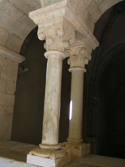 Abbazia di Fossanova particolare di colonne e capitelli nel chiostro  