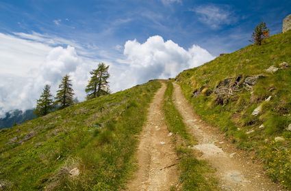 Via tra le montagne