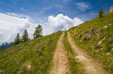 Via tra le montagne