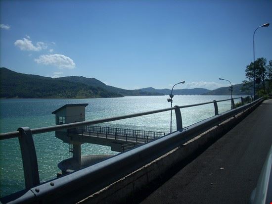 Lago di Campotosto Salendo verso il Gran Sasso ecco un'oasi naturale che accarezza gli occhi: il lago di Campotosto  
