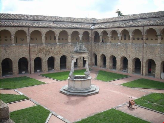  Vista del chiostro  superiore della chiesa di S. Reparata  