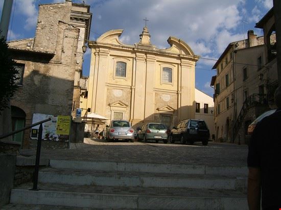 la piazza e la chiesa la piazza e la chiesa  