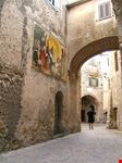 L'ingresso nel borgo vecchio con un murales