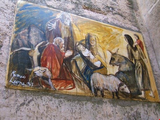  tutto il paese di calvi dell'Umbria è pieno di murales affrescati sui muri delle case, sono tantissimi, uno più bello dell'altro... una galleria d'arte a cielo aperto!  