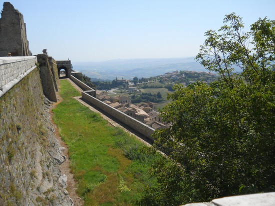 Il borgo-fortezza è un gioiello dell'Abruzzo d'altri tempi: da qui in certi giorni vedi anche la Croazia