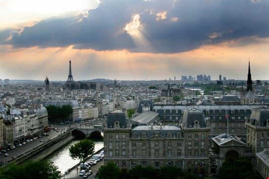  Paris Almotional - www.shutterstock.com Almotional