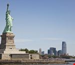 new york statua della liberta e lo skyline di manhattan new york statua della liberta e lo skyline di manhattan
