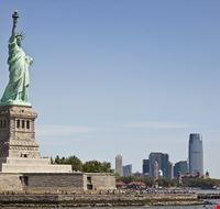 new york statua della liberta e lo skyline di manhattan new york statua della liberta e lo skyline di manhattan