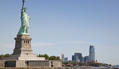 new york statua della liberta e lo skyline di manhattan new york statua della liberta e lo skyline di manhattan