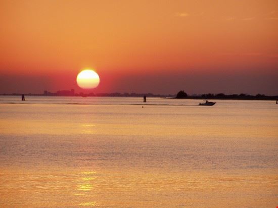  Il tramonto del sole visto dalla "diga" verso Lignano  