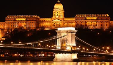 ponte delle catene e palazzo reale di notte budapest ponte delle catene e palazzo reale di notte budapest