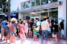 Davanti alle vetrine a Lincoln Road