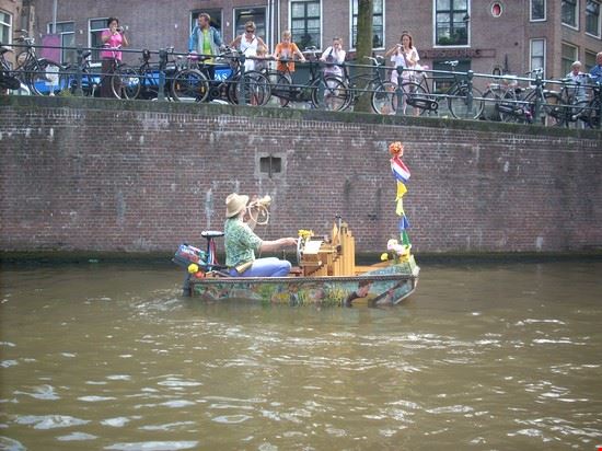 Amsterdam, città dalle mille facce il barcaiolo cantante  