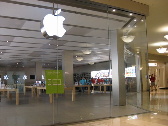 Apple Retail Store in Aventura Mall. Shopping mall. Iphone store Stock  Photo - Alamy