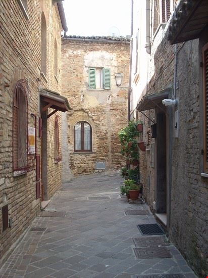  Per le vie del borgo di Atri  