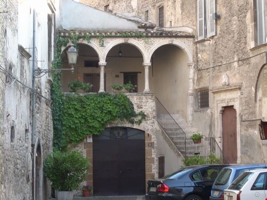 Popoli   Vista di un cortile  