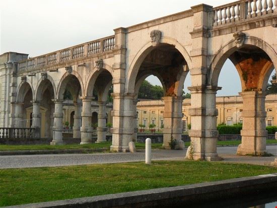  Colonnato laterale della Villa Camerini  