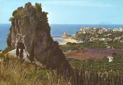 Veduta del Torrione e sullo sfondo il paese