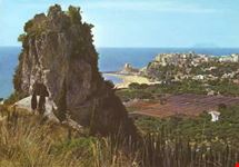 Veduta del Torrione e sullo sfondo il paese