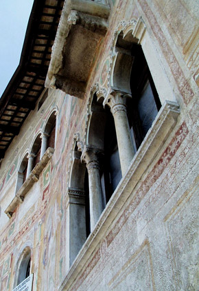Particolare arcata finestra castello