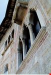 Particolare arcata finestra castello