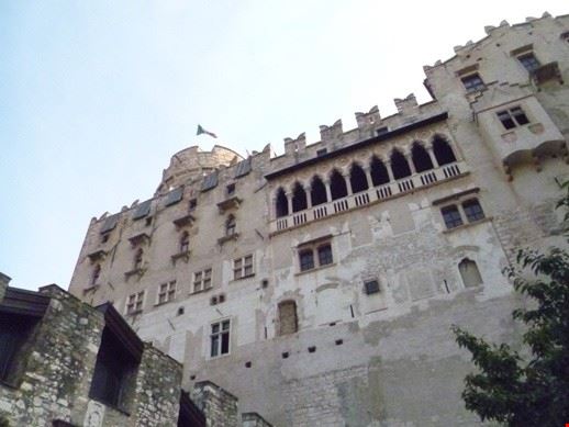 Castello del Buonconsiglio veduta della facciata con la loggia veneziana del castello del buonconsiglio  