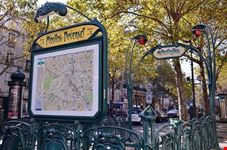 Entrata liberty della metro di Guimard a Parigi