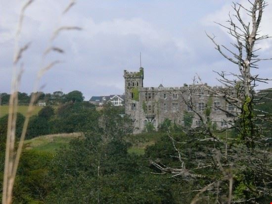 In città e nei dintorni Esistono luoghi incantati immersi nel verde brillante della brughiera Irlandese , basta uno sguardo attraverso il cespuglio ...  