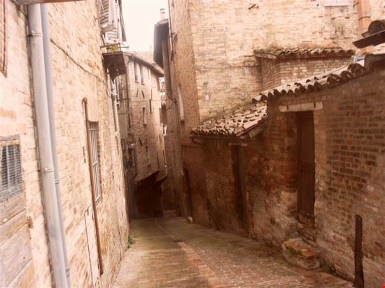 La città di Urbino strada del centro storico di Urbino  
