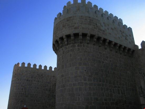  particolare delle mura romaniche perfettamente conservate, grazie all'opera di tutti i cittadini  