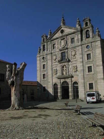  E' la chiesa che racchiude la stanza ov'è nata la santa e il suo orto  