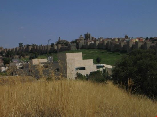 Ávila Una panoramica delle mura che chiudono la città vecchia  
