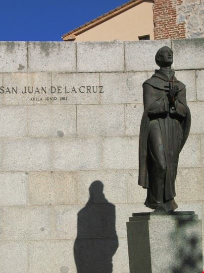  Statua del grande mistico spagnolo che qui visse e fu anche imprigionato  