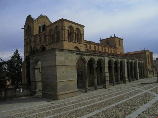  e' una delle chiese romaniche della città, ov'è sepolto il santo  