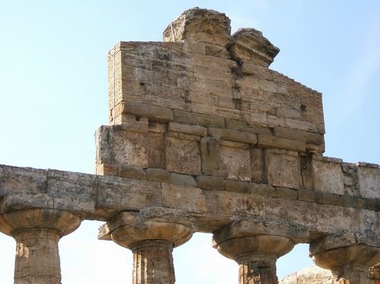  particolare del frontone del tempio dorico  