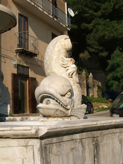  particolare della fontana (delfino)  