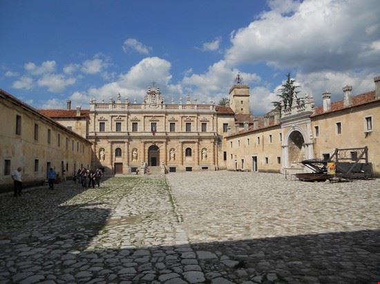  il piazzale di ingresso alla certosa  