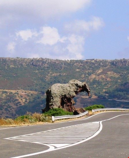  Importante monumento naturale della Sardegna, la Roccia dell'elefante, anticamente nota come "Sa pedra pertunta" (La pietra traforata), è situata tra Castelsardo e Valledoria, ed è stata erosa dagli agenti atmosferici  